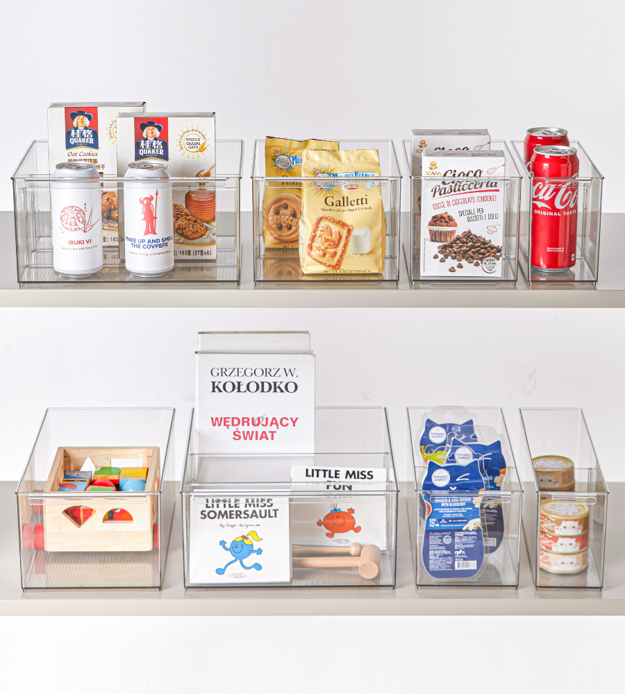 Les bacs de rangement KLAR avec compartiments de BNB x VCN (extra longs, différentes tailles) permettent de ranger cartons, boîtes, snacks, jouets et livres de manière ordonnée et claire sur deux étagères.