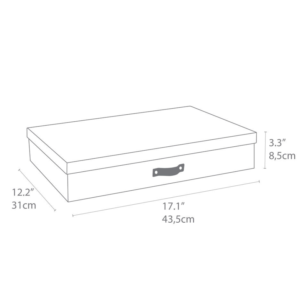 Strichzeichnung der Bigso SVERKER Aufbewahrungsbox A3 - Linnen Canvas, mit Deckel und Griff zur Aufbewahrung von Dokumenten; Abmessungen: 12,2" (31 cm) breit, 17,1" (43,5 cm) lang und 3,3" (8,5 cm) hoch.