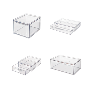 Vier transparente Kunststoffboxen mit Schubladen, auf weißem Hintergrund angeordnet.