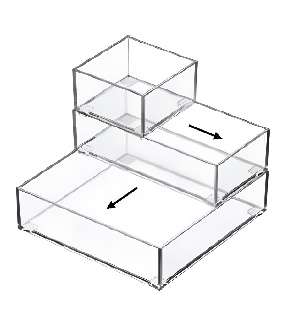 Trois boîtes de rangement transparentes SLIDE de BNB x VCN sont empilées en escalier et ont des flèches noires qui montrent comment les ouvrir - parfaites comme boîtes empilables pour un rangement et un accès faciles.