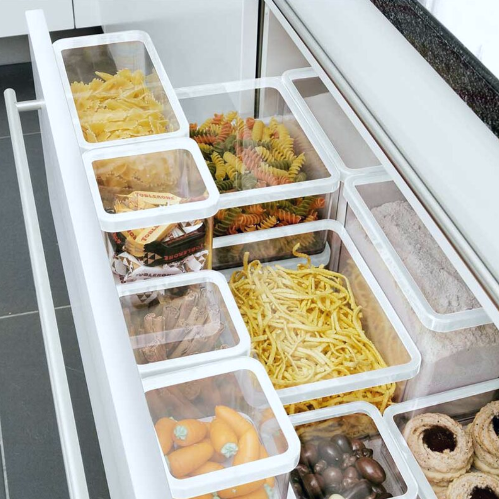 Eine geordnete Küchenschublade mit dem Rotho Vorratsdosen-Set LOFT (6-teilig) zur Aufbewahrung von Nudeln, Keksen und vielem mehr - alles übersichtlich geordnet, leicht zugänglich und sichtbar aufbewahrt, ideal für die perfekte Vorratsschrank Ordnung.