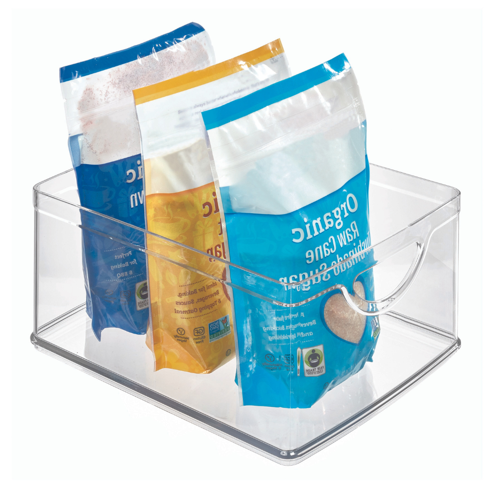 Drei Zuckerbeutel „Organic Raw Cane Turbinado Sugar“ im transparenten Behälter.