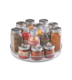 Drehscheibe mit Gewürzgläsern, gefüllt mit Oregano, Paprika und weiteren Gewürzen.