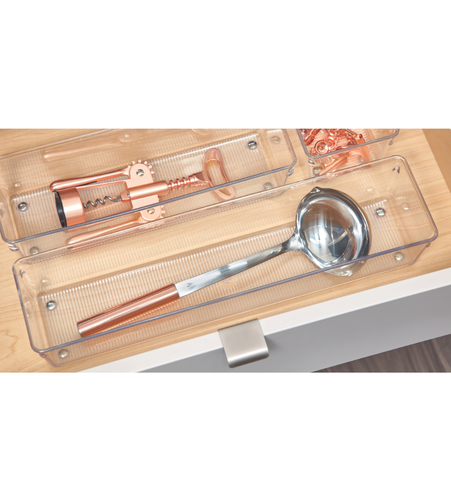 Eine silberne Schöpfkelle mit Kupfergriff und ein kupferner Korkenzieher sind in transparenten Schalen aus dem iDesign Schubladen Organizer-Set LINUS - HOCH (5-teilig) in einer hellen Holzschublade organisiert.