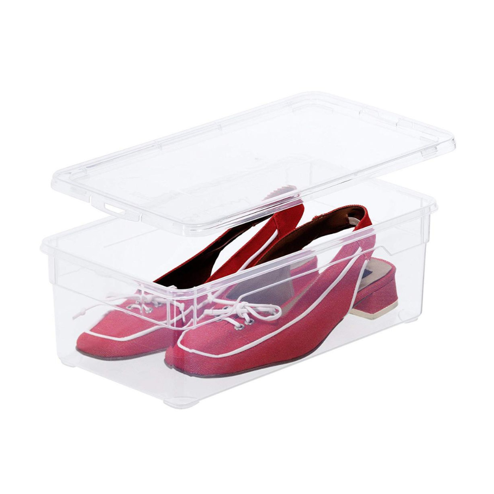 In der Rotho Aufbewahrungsbox CLEAR 5L (33,5x19x11cm) befindet sich ein Paar roter Stöckelschuhe mit weißen Schnürsenkeln. Der transparente Deckel ist teilweise geöffnet und gibt den Blick auf das modische Schuhwerk frei.