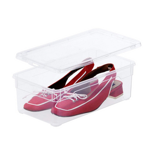 In der Rotho Aufbewahrungsbox CLEAR 5L (33,5x19x11cm) befindet sich ein Paar roter Stöckelschuhe mit weißen Schnürsenkeln. Der transparente Deckel ist teilweise geöffnet und gibt den Blick auf das modische Schuhwerk frei.