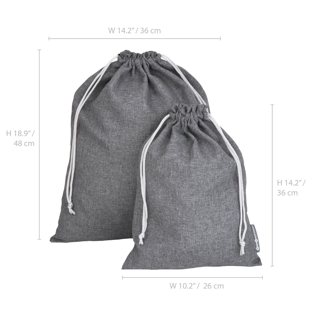 Der Bigso TRAVEL Wäschesack Grau - 2 Stk. enthält zwei graue Wäschesäcke: einen 48x36 cm und einen 36x26 cm - praktisch für unterwegs mit Kordelzugverschluss in verschiedenen Größen.
