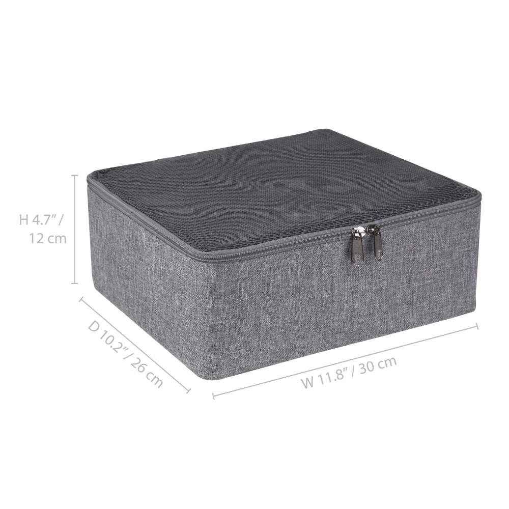 Der Bigso TRAVEL Organizer M - Grau ist eine graue Aufbewahrungsbox aus Stoff mit einem Deckel mit Reißverschluss, die sich ideal als Koffer- oder Reiseorganizer eignet. Sie hat die Maße 11,8" x 10,2" x 4,7" (30 x 26 x 12 cm) und ist mit Maßlinien versehen.