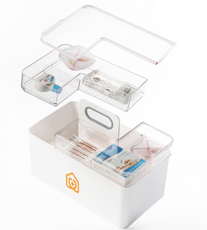 Der Medikamenten Organizer Weiss von BNB x VCN, eine weiße Kunststoffbox mit einem durchsichtigen, herausnehmbaren Tablett mit zwei Ebenen, bietet Platz für Klebeband, Pinzetten und medizinisches Zubehör - ideal für die Aufbewahrung von Medikamenten. Abgebildet auf weißem Hintergrund.