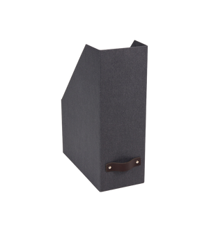 Die Bigso ESTELLE Stehsammler Büroablage in Schwarz Canvas hat eine offene, schräge Oberseite und einen Griff an der Vorderseite. Sie bietet eine stilvolle A4-Aufbewahrungslösung vor einem schlichten weißen Hintergrund.