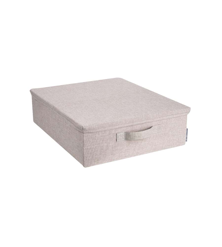 Die SOFT Aufbewahrungsbox Beige von Bigso, entworfen für die Aufbewahrung unter dem Bett, verfügt über einen Deckel und einen vorderen Griff. Abgebildet auf einfarbig weißem Hintergrund.