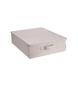 Die SOFT Aufbewahrungsbox Beige von Bigso, entworfen für die Aufbewahrung unter dem Bett, verfügt über einen Deckel und einen vorderen Griff. Abgebildet auf einfarbig weißem Hintergrund.