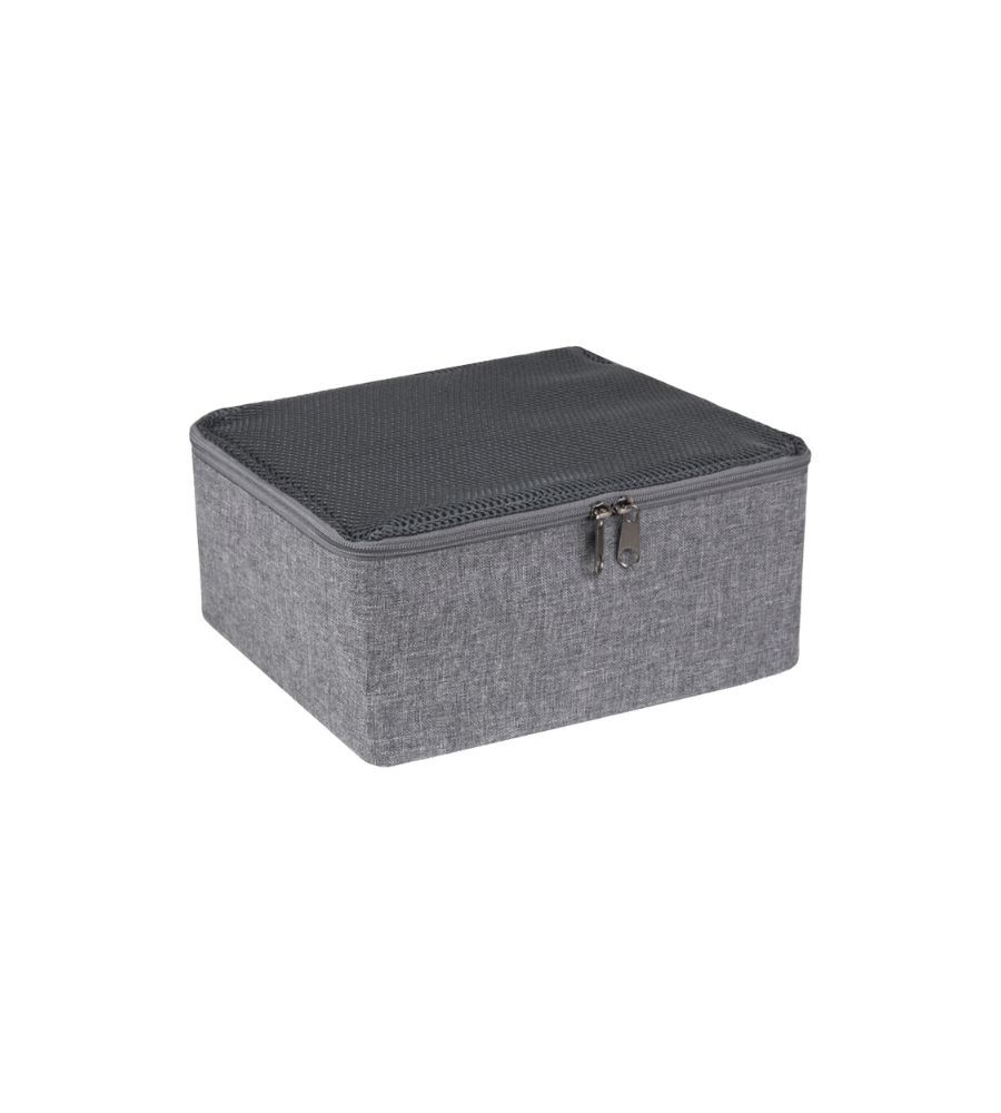 Der Bigso TRAVEL Organizer S - Grau ist eine graue, rechteckige Aufbewahrungsbox aus Stoff mit einem Deckel aus Netzgewebe mit Reißverschluss, die sich ideal für die Organisation Ihrer Gegenstände eignet und auf einem schlichten weißen Hintergrund abgebildet ist.