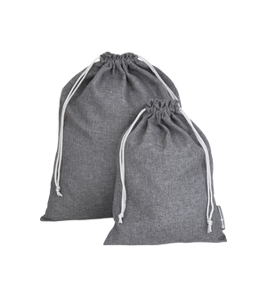 Zwei graue Stofftaschen TRAVEL Wäschesack Grau - 2 Stk. von Bigso stehen aufrecht vor weißem Hintergrund, mit weißen Kordelzügen und minimalistischem Design - die idealen Begleiter für den Wäschebedarf auf Reisen.