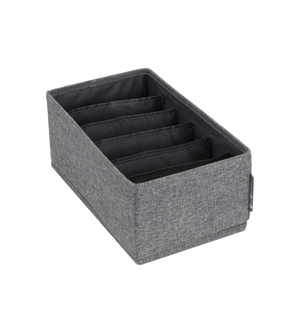 Der Bigso SOFT Organizer Grau – 6 Fächer schmal ist ein rechteckiger, faltbarer Organizer aus grauem Stoff mit sechs Fächern, ideal zum Aufbewahren von Kleidung oder Accessoires.