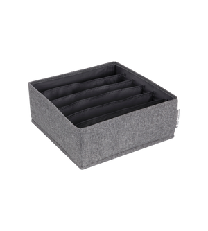 Der Bigso SOFT Organizer Grau - 6 Fächer breit ist eine graue Stoffaufbewahrungsbox mit sechs schwarzen Trennwänden, perfekt als Aufbewahrungsbox Unterwäsche für die Organisation von Kleidung oder Accessoires. Die quadratische Box hat eine offene Oberseite für einfachen Zugriff.