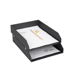 Die Bigso HAKAN Dokumentenablage Set 2 Stk. in Dunkelgrau fasst auf beiden Ebenen Papiere, auf dem obersten Stapel liegen ein Bleistift und ein kleiner gelber Haftnotizzettel, alles auf einem schlichten weißen Hintergrund.