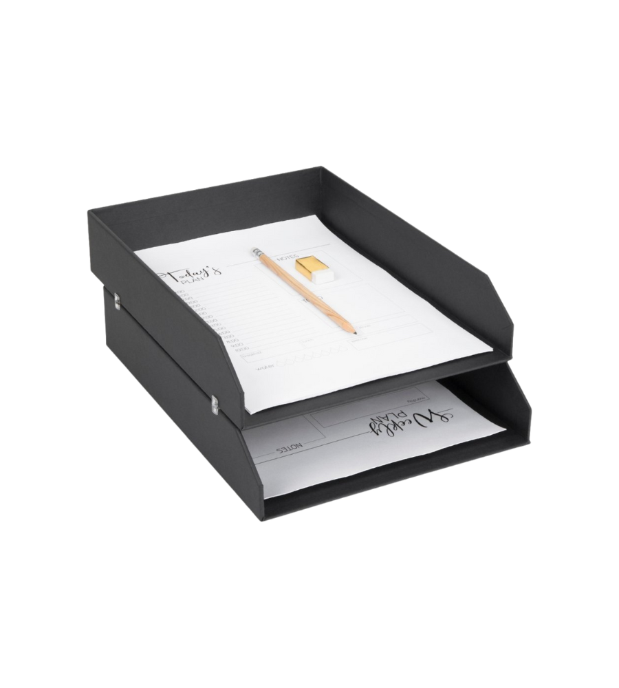 Die Bigso HAKAN Dokumentenablage Set 2 Stk. in Dunkelgrau fasst auf beiden Ebenen Papiere, auf dem obersten Stapel liegen ein Bleistift und ein kleiner gelber Haftnotizzettel, alles auf einem schlichten weißen Hintergrund.