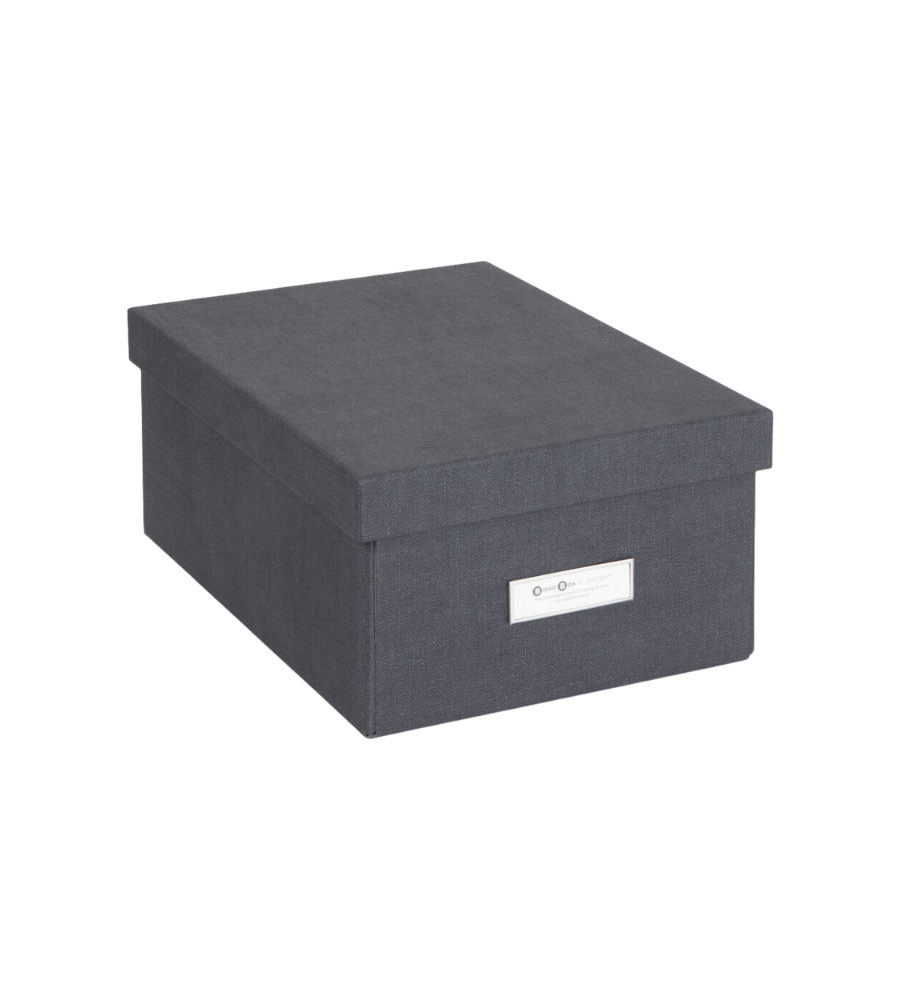 Die Bigso KARIN Aufbewahrungsbox in schwarzem Canvas hat ein stapelbares Design, einen aufgesetzten Deckel und Etikettenhalter auf der Vorderseite, abgebildet auf einem schlichten weißen Hintergrund.