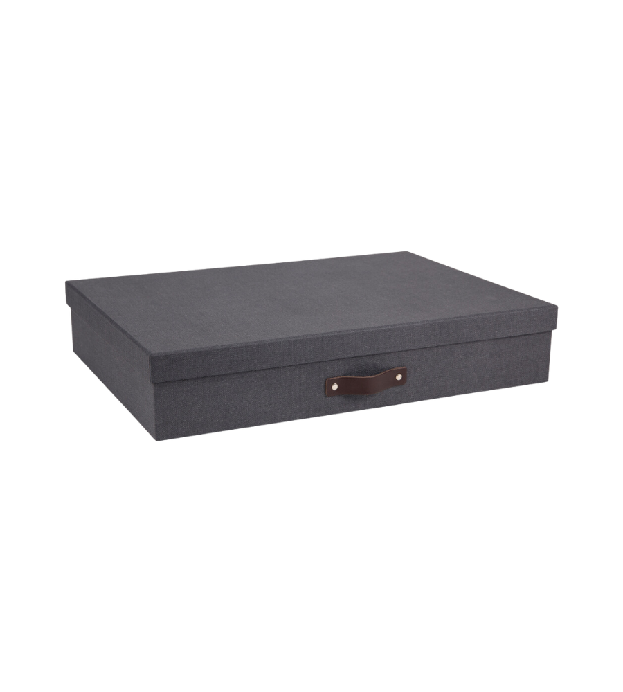 Die Bigso SVERKER Aufbewahrungsbox A3 in schwarzem Canvas hat ein geschlossenes, rechteckiges Design und einen braunen Frontgriff - ideal für die Organisation von Dokumenten in Ihrem Heimbüro. Abgebildet auf einem schlichten weißen Hintergrund.