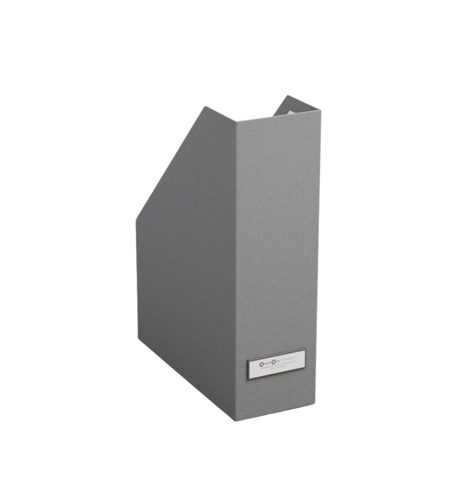 Der VIKTORIA Stehsammler Büroablage von Bigso in Grau für A4-Dokumente steht aufrecht auf weißem Hintergrund und verfügt über einen integrierten Etikettenhalter an der Vorderseite.