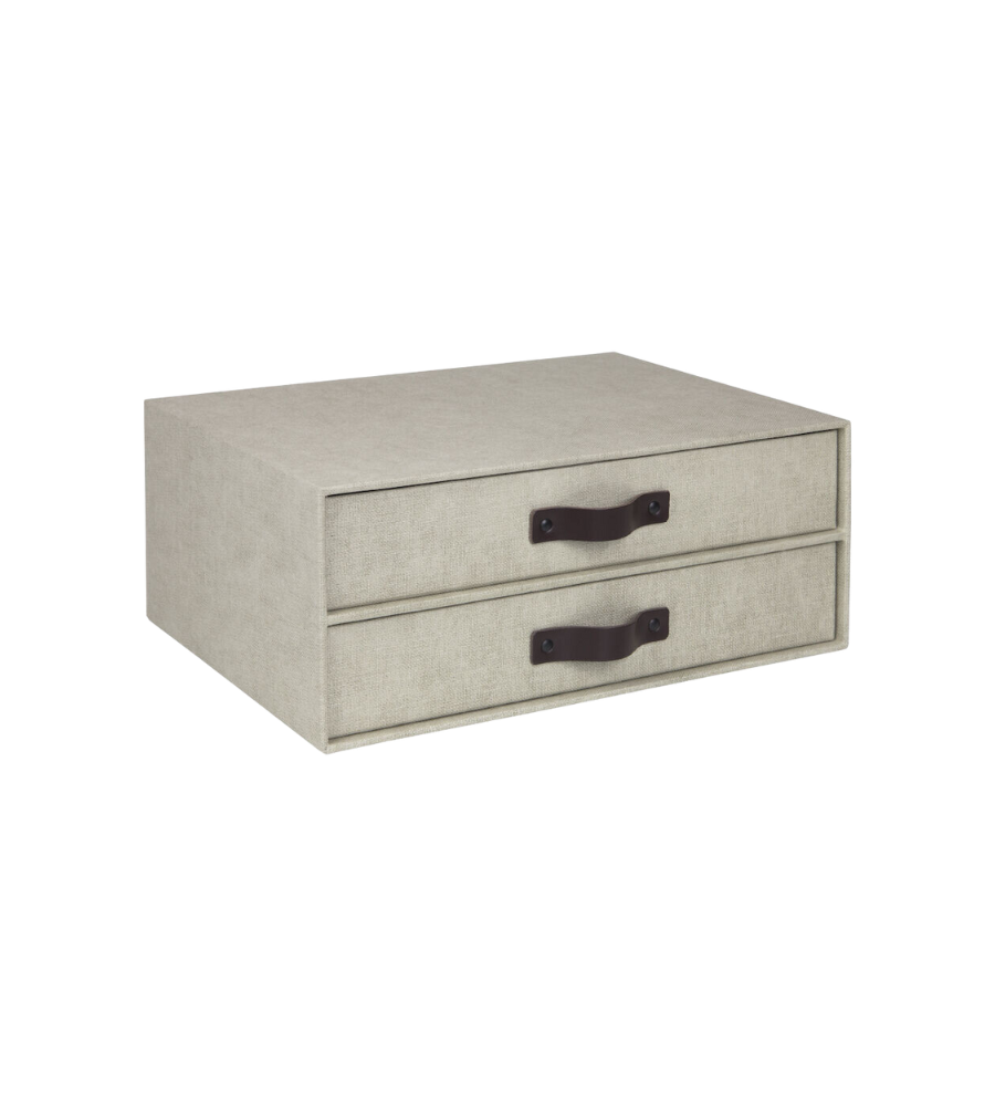 Die BIRGER Schubladenbox 2 Fächer - Linnen Canvas von Bigso ist eine rechteckige, beigefarbene Stoff-Schubladenbox mit schwarzen Griffen, die die perfekte Größe für eine A4-Dokumentenbox hat. Ihr stapelbares Design sorgt für eine organisierte Aufbewahrung auf jedem schlichten weißen Hintergrund.