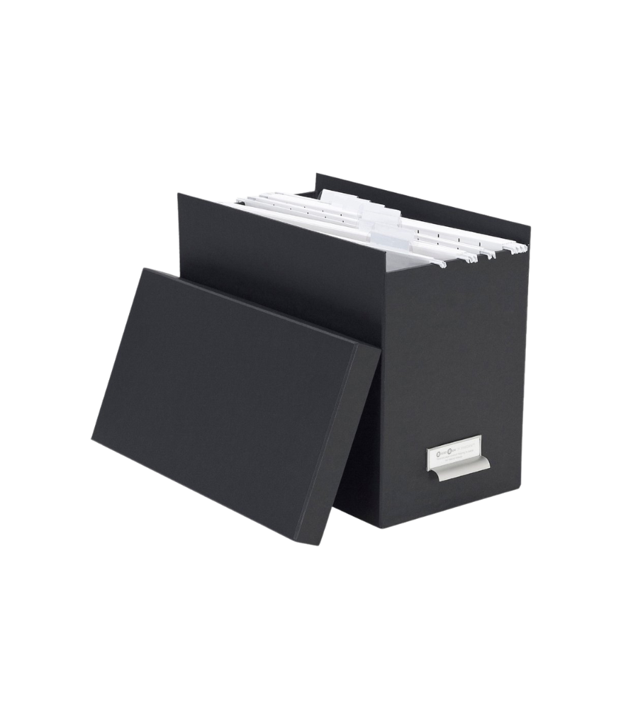Die Bigso JOHAN Hängeregister-Box in Dunkelgrau, hier mit abgenommenem Deckel, fasst mehrere Hängemappen A4, die durch weiße Laschen voneinander getrennt sind, und verfügt über einen Metall-Etikettenhalter für effiziente Dokumentenorganisation.