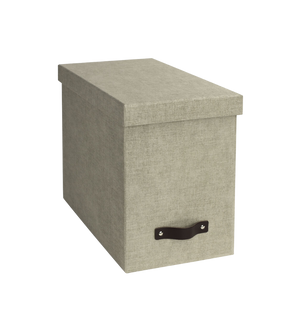 Die JOHAN Hängeregister-Box von Bigso aus grauem Linnen Canvas mit Deckel und schwarzem Frontgriff ist perfekt für A4 Hängemappen und effiziente Dokumentenorganisation, abgebildet auf einem schlichten weißen Hintergrund.