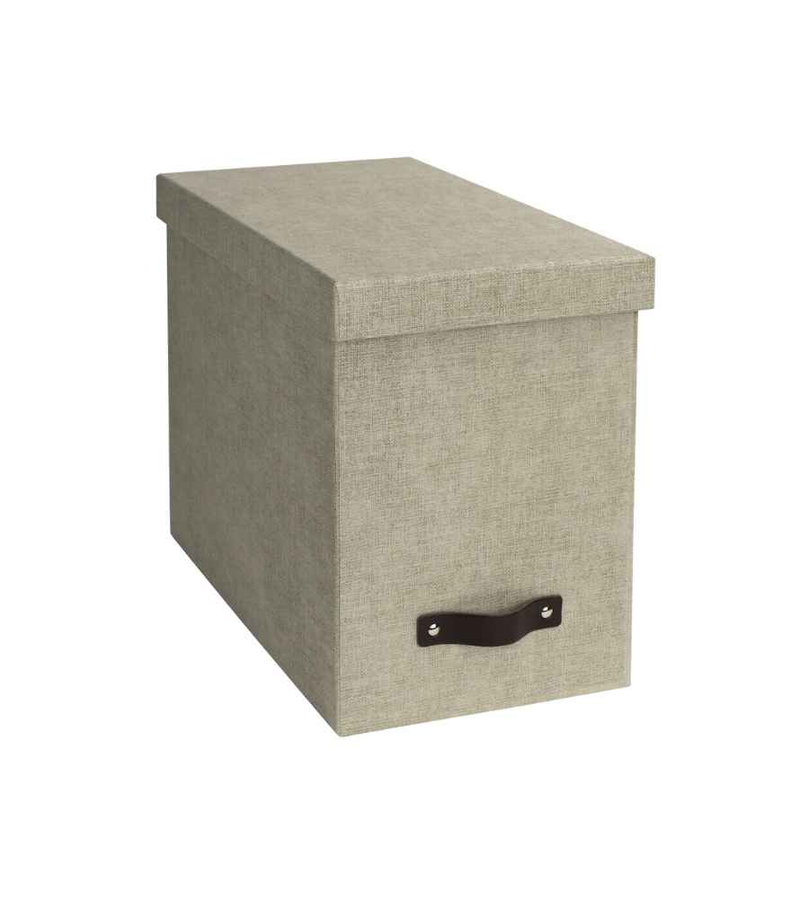 Die JOHAN Hängeregister-Box von Bigso aus grauem Linnen Canvas mit Deckel und schwarzem Frontgriff ist perfekt für A4 Hängemappen und effiziente Dokumentenorganisation, abgebildet auf einem schlichten weißen Hintergrund.