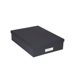 Die Bigso OSKAR Aufbewahrungsbox A4 in dunkelgrau, mit rechteckiger Form, passendem Deckel und kleinem weißen Etikett auf der Vorderseite, wird vor einem schlichten weißen Hintergrund gezeigt.