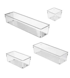 Quatre bacs de rangement transparents iDesign LINUS HAUT de différentes tailles sont disposés sur un fond blanc. Ce set comprend deux petits et deux grands bacs, parfaits pour un rangement efficace.
