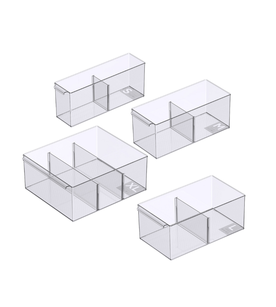 Vier transparente BNB x VCN Aufbewahrungsbehälter KLAR mit Fächern in den extra langen Größen S, M, L und XL, gestapelt auf schlichtem weißen Hintergrund. Jeder Behälter enthält herausnehmbare Fächer.