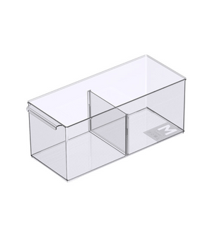 Der BNB x VCN Aufbewahrungsbehälter KLAR mit Fächern - div. Grössen extra Lang zeichnet sich durch ein klares rechteckiges Design, glatte Oberfläche, kleines M-Label, Mittelsteg und herausnehmbare Fächer für flexible Organisation aus.