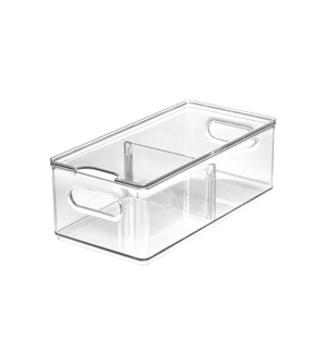Der iDesign HOME EDIT – Aufbewahrungsbehälter KLAR Fridge (2 Fächer mit Deckel) ist ein durchsichtiger rechteckiger Aufbewahrungsbehälter mit seitlichen Griffen und interner Trennwand, ideal für die Kühlschrankorganisation, dargestellt auf weißem Hintergrund.