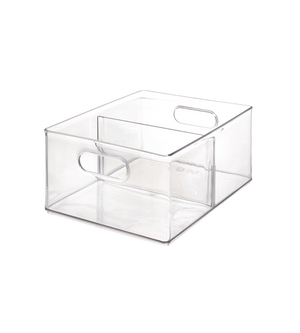 Der iDesign HOME EDIT Aufbewahrungsbehälter KLAR mit 2 Fächern (25,4x34,3x15,2cm) ist ein klarer, rechteckiger Behälter mit zwei seitlichen Griffen und stapelbarem Design, leer auf einem schlichten weißen Hintergrund abgebildet.