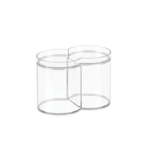 Der iDesign CLARITY - Kosmetik Organizer KLAR - mit Deckel bietet eine klare, kleeblattförmige Doppelkammer mit zwei runden Fächern, ideal für die Aufbewahrung im Badezimmer, auf einem schlichten weißen Hintergrund.
