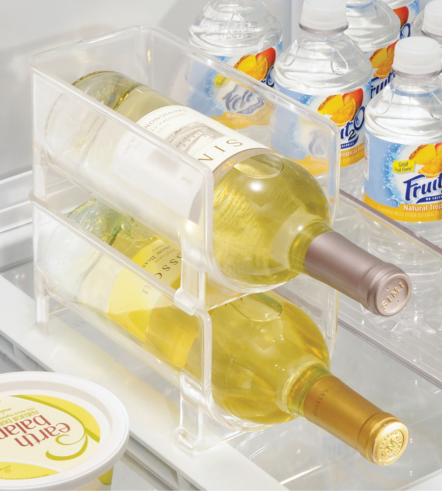 Zwei iDesign BINZ - Flaschenhalter KLAR - Single Regale im Kühlschrank fassen jeweils eine Flasche Weißwein waagerecht. Auch Wasserflaschen, Fruchtgetränke und ein Earth Balance Brotaufstrichbehälter sind in diesem klaren Flaschenhalter sichtbar.