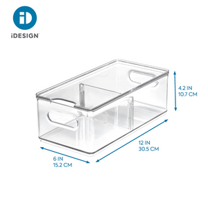 Der iDesign HOME EDIT - Aufbewahrungsbehälter KLAR Kühlschrank verfügt über 2 Fächer mit Deckel, integrierte Griffe und eine Mitteltrennwand. Größe: 30,5 x 15,2 x 10,7 cm. Ideal zur stapelbaren Aufbewahrung im Kühlschrank; iDesign-Logo oben links.